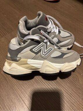 9060 New Balance Grey, Cream & White Chunky Runner kids Sneakers